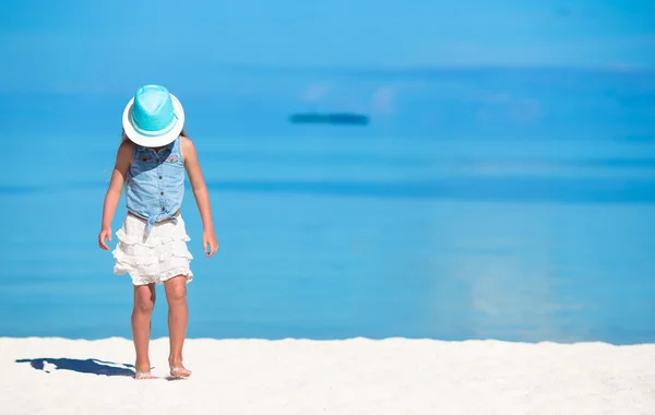 Leuk meisje in hat op strand tijdens de zomervakantie — Stockfoto