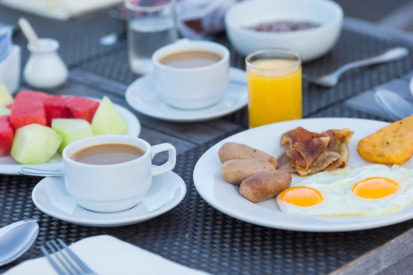 Zdravá snídaně na detailní tabulka v venkovní kavárně — Stock fotografie