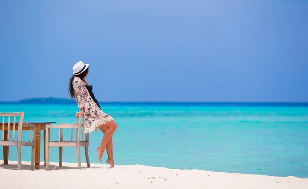 Jovem mulher bonita na praia durante suas férias de verão — Fotografia de Stock