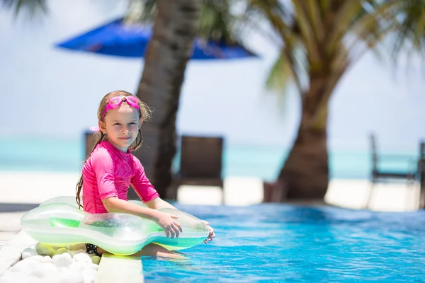 Sorrindo menina adorável se divertindo na piscina ao ar livre — Fotografia de Stock