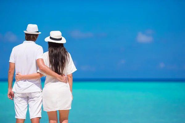 Back view of young couple on white beach at summer vacation — Stock Photo, Image