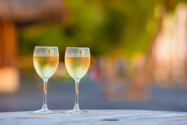 Dois copos de vinho branco saboroso ao pôr do sol — Fotografia de Stock