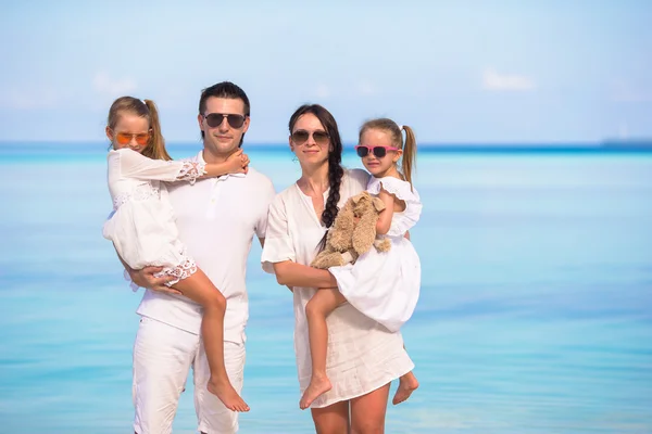 Young family of four on beach vacation — Stock Photo, Image