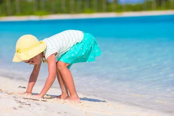 Adorável menina desenho imagem na praia branca — Fotografia de Stock