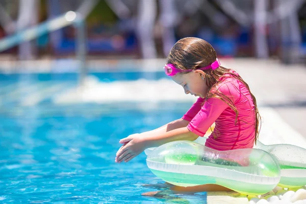 Sorrindo menina adorável se divertindo na piscina ao ar livre — Fotografia de Stock