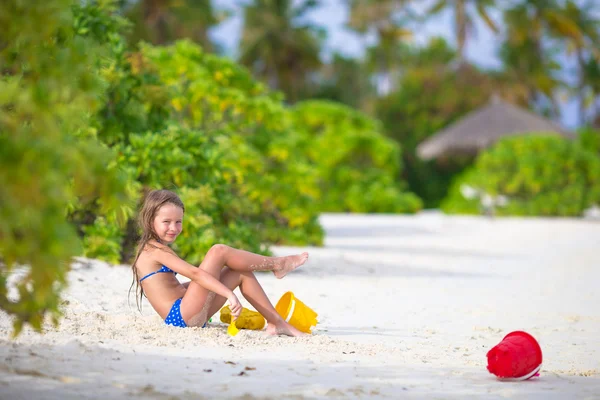 Rozkošná holčička hraje s hračkami, beach během tropické dovolené — Stock fotografie