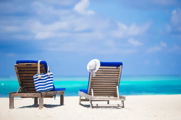 Lounge chairs with bag and hat on tropical beach at Maldives — Stock Photo, Image