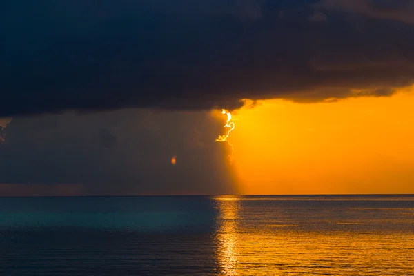 在马尔代夫的热带岛屿美丽多彩的日落 — 图库照片