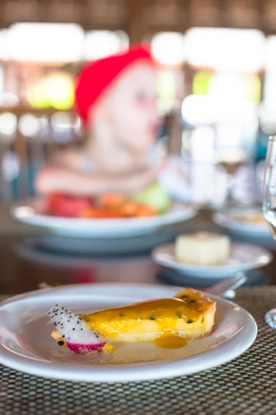 Pyszne ciasto i sok serwowane śniadanie w restauracji resort — Zdjęcie stockowe