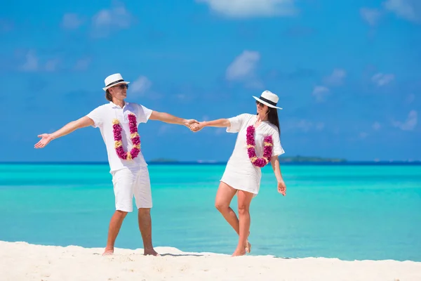 Young happy couple on white beach at summer vacation — Stock Photo, Image