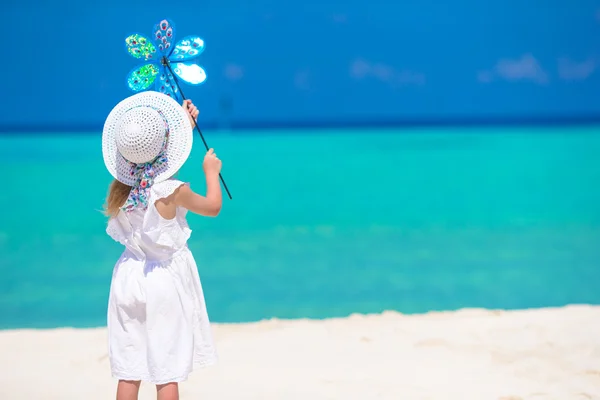 Adorável menina em chapéu na praia branca — Fotografia de Stock