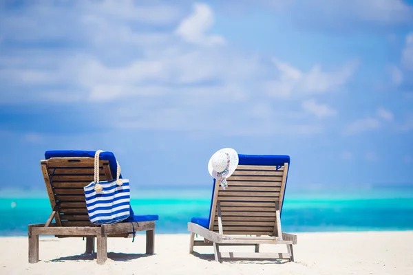 Cadeiras de lounge com saco e chapéu na praia tropical nas Maldivas — Fotografia de Stock