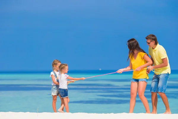 Gelukkige familie plezier op witte strand — Stockfoto