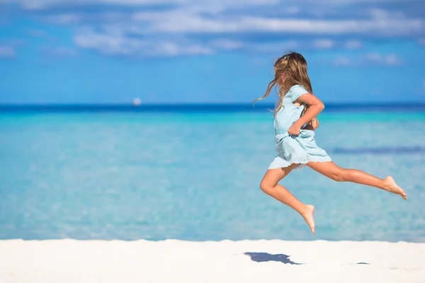 Adorable niña durante las vacaciones en la playa divirtiéndose —  Fotos de Stock