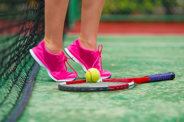 Cerca de zapatillas de deporte cerca de la raqueta de tenis y la pelota —  Fotos de Stock