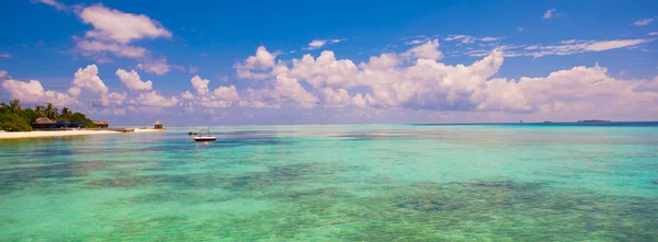 Idyllic perfect turquoise water at exotic island — Stock Photo, Image