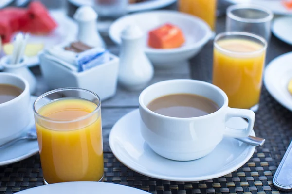 Delicious tasty cappuccino and fresh juice for breakfast at outdoor cafe — Stock Photo, Image