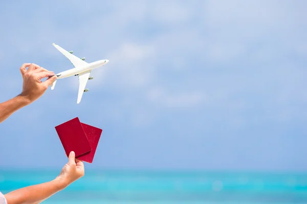 Primer plano de los pasaportes y el fondo del avión blanco el mar — Foto de Stock