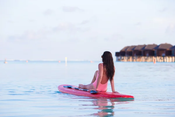 夏休み中にターコイズ ブルーの海でサーフィン美しいサーファー女性 — ストック写真