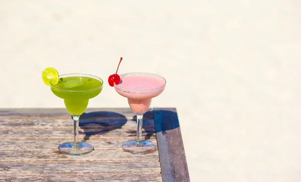 Tropikal beyaz sahilde iki lezzetli kokteyl. — Stok fotoğraf