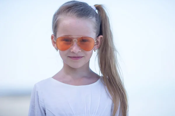 Retrato de niña adorable durante las vacaciones en la playa —  Fotos de Stock