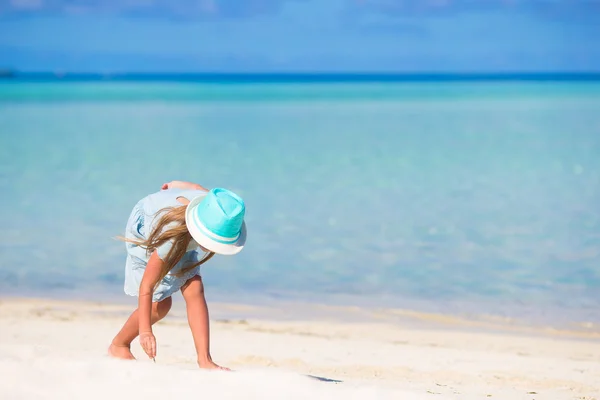 Rozkošný šťastné usměvavá holčička v klobouku na pláži dovolenou — Stock fotografie