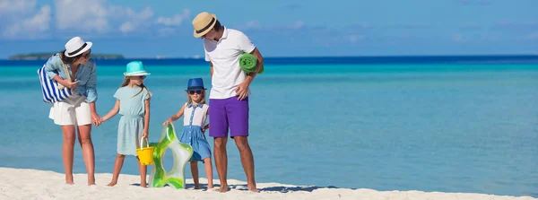 Lycklig vackra familj på vita stranden under sommarlovet — Stockfoto