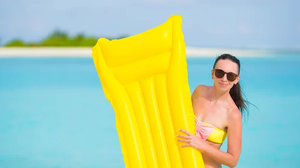 Giovane donna felice rilassarsi con materasso ad aria sulla spiaggia — Foto Stock