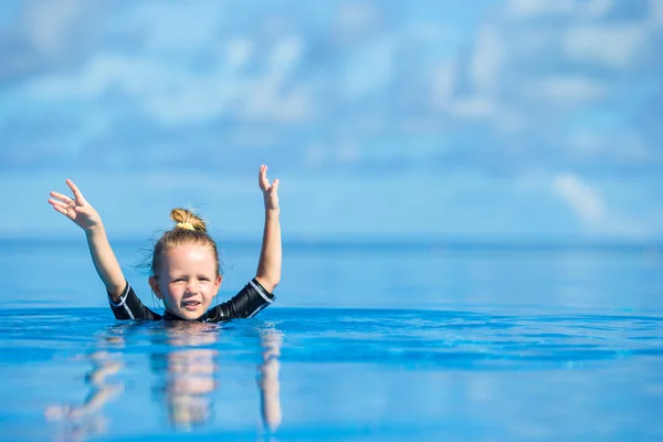 Felice bella ragazza divertirsi in piscina all'aperto — Foto Stock