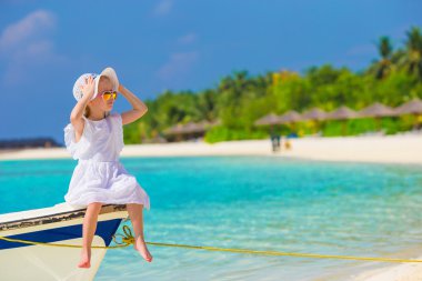 Yaz tatili sırasında gemide sevimli küçük kız