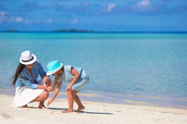 Anne ve bebek kız kumsalda çizim