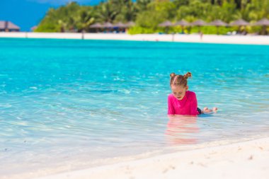 Yaz tatili boyunca sahilde sevimli küçük bir kız.