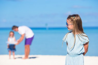 genç Baba ve kızıyla birlikte tropik tatil sırasında eğlenin