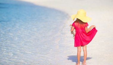 Yaz tatili boyunca sahilde sevimli küçük bir kız.