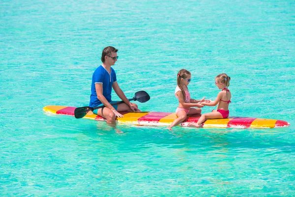 Vater und Kinder in den Sommerferien auf dem Surfbrett — Stockfoto