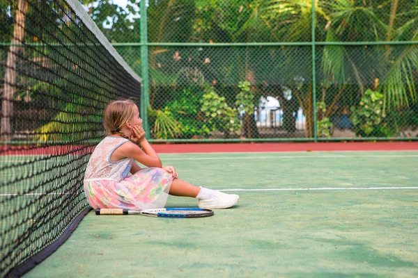 Küçük kız sahada tenis oynamaya — Stok fotoğraf