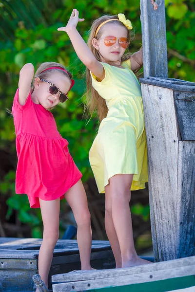 Adorables petites filles pendant les vacances d'été — Photo
