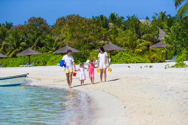 Glückliche Familie im Sommerurlaub — Stockfoto