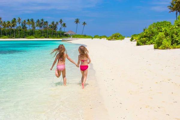 Roztomilé holčičky baví během dovolené na pláži — Stock fotografie