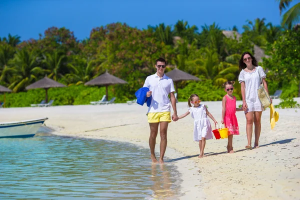 Familia feliz durante las vacaciones de verano en la playa blanca — Foto de Stock