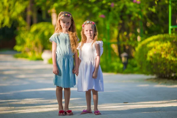 Niñas adorables durante las vacaciones de verano — Foto de Stock