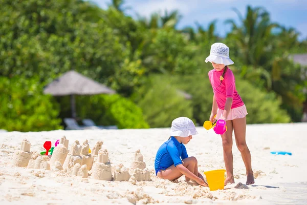 Kleine Mädchen spielen im Tropenurlaub mit Strandspielzeug — Stockfoto