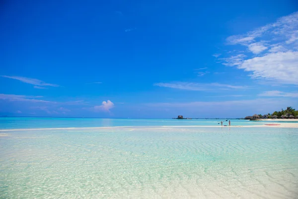 Idyllischer tropischer Strand mit weißem Sand und perfektem türkisfarbenem Wasser — Stockfoto