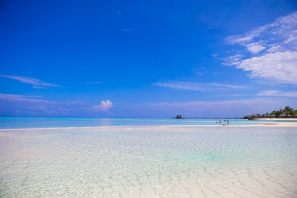 Idyllic tropical beach with white sand and perfect turquoise water — Stock Photo, Image