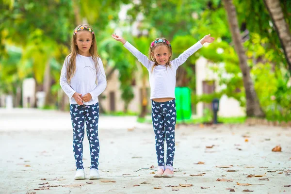 Entzückende kleine Mädchen, die während ihres Strandurlaubs Spaß haben — Stockfoto