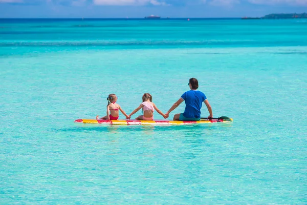 Baba ve çocuklar yaz tatili sırasında sörf tahtası üzerinde — Stok fotoğraf