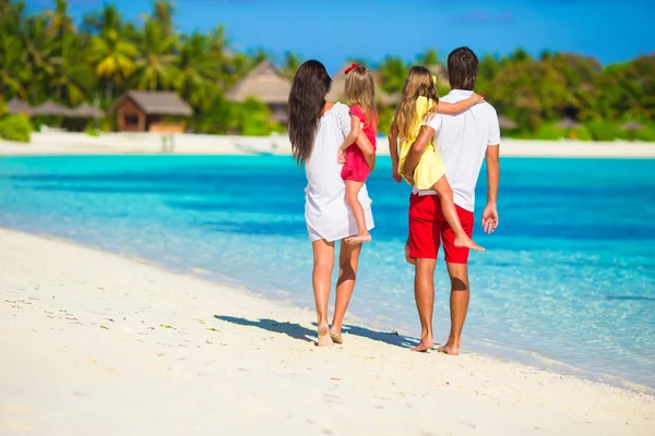 Gelukkig prachtige familie vakantie op witte strand — Stockfoto