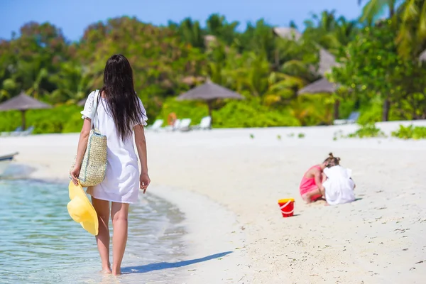 Entzückende kleine Mädchen und junge Mutter am tropischen weißen Strand — Stockfoto