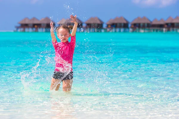 Adorable little girl having fun at th beach — Stock Photo, Image