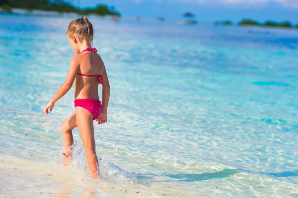 Underbar liten flicka på stranden under sommarlovet — Stockfoto